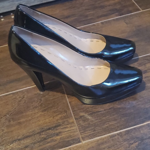 Tahari shoes - Picture 2 of 7